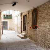 Ci incamminiamo ora verso vico Petrarca, dove sotto un arco di pietra viva � incastonata un�immagine del Cristo Crocifisso. Si tratta dell�unica edicola dedicata al patrono di Palo del Colle